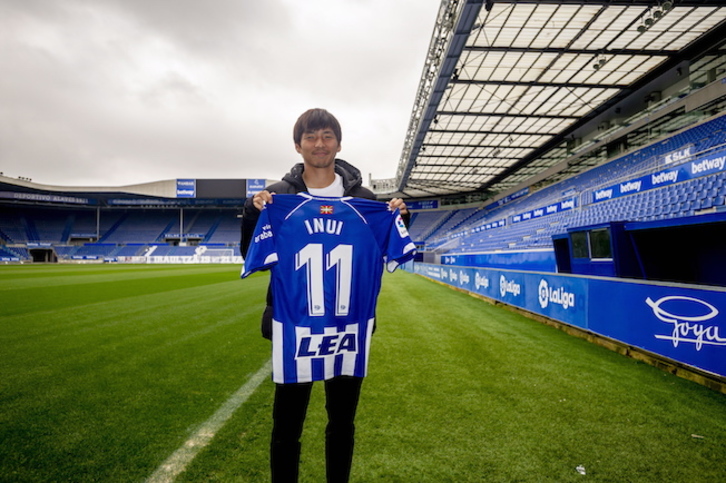 Inui posa en Mendi con su nueva camiseta. (Jaizki FONTANEDA / FOKU)