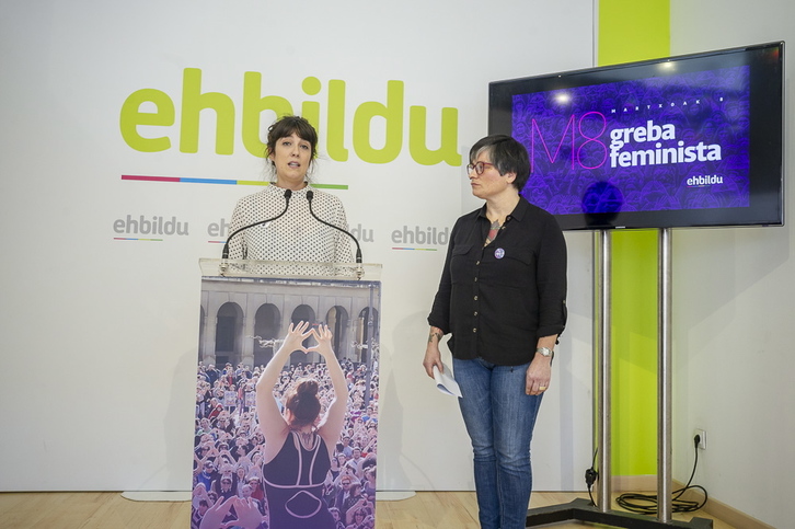 Oihana Etxebarrieta eta Monika Plazaolak egin dute agerraldia EH Bilduren izenean. (Jaizki FONTANEDA / FOKU)