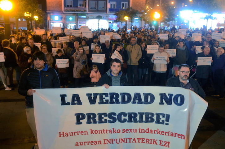 Cientos de personas se concentraron en Deustu para arropar a las víctimas de Salesianos. (Luis JAUREGIALTZO/FOKU)