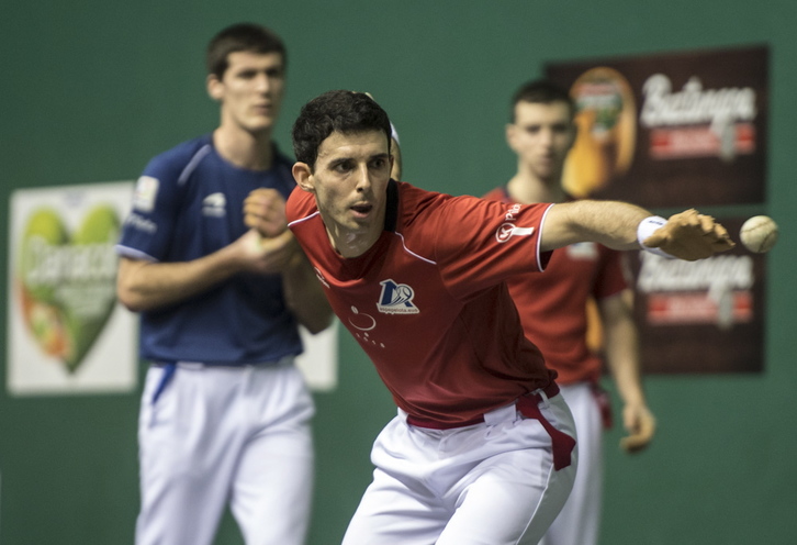 Altuna pilota astintzen (Jagoba MANTEROLA/FOKU)