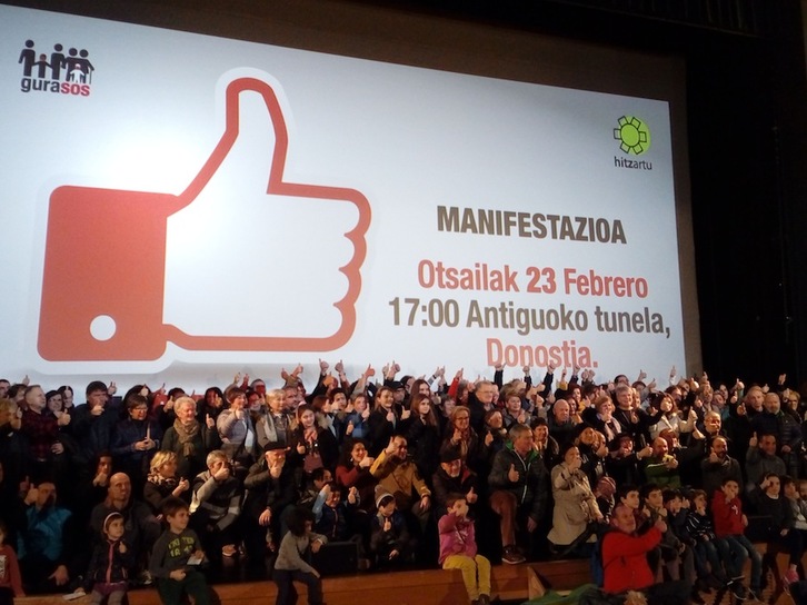 Ekitaldiaren amaieran, hilaren 23ko manifestaziora deitzeko argazki kolektiboa egin dute (MT)