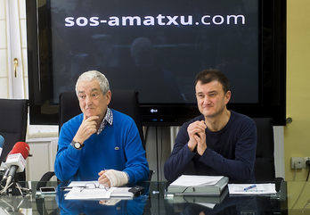 Txema Lorente, marido de Maribel Tellaetxe junto a su hijo.  Luis JAUREGIALTZO | FOKU 