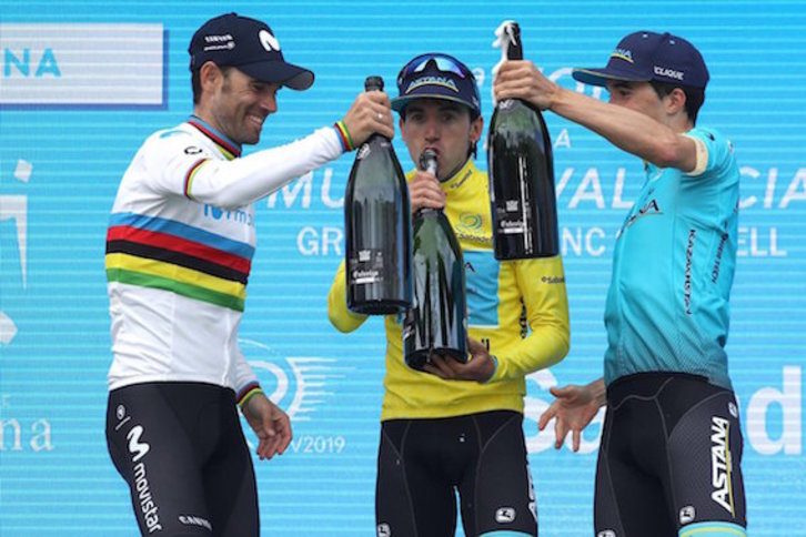 Valverde, Izagirre y Bilbao, en el podio. (@LaBicicletaNews)