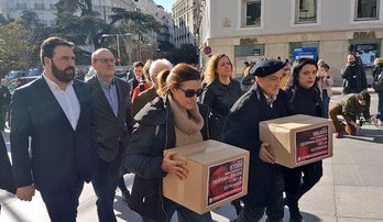 Las familias, a su llegada a las puertas del Congreso. (@EHBILDUCONGRESO)