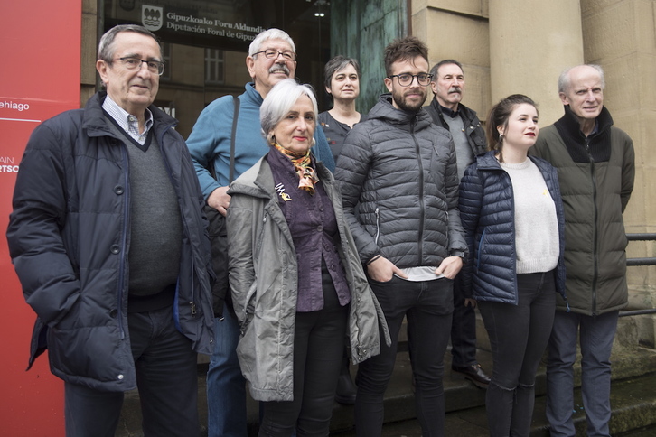 Gure Esku Dagok epaituak izango diren Kataluniako agintarien aldeko sinadurak aurkeztu ditu. (Juan Carlos RUIZ / FOKU)