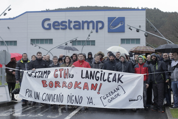Trabajadoras y trabajadores de GTH, empresa del Grupo Gestamp, han iniciado una huelga de 15 días. (Aritz LOIOLA / FOKU) 