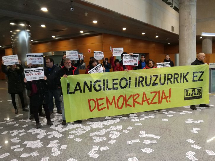 Una treintena de miembros del sindicato LAB han realizado una protesta minutos antes del inicio de la reunión. (@ion_salgado)