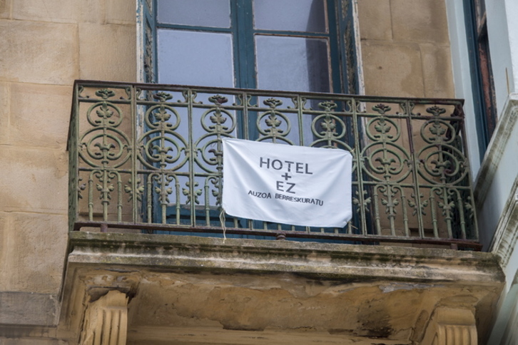 Pancarta en la calle Aldamar de Donostia contra la conversión en hotel de un edificio de viviendas. (Gorka RUBIO / FOKU) 