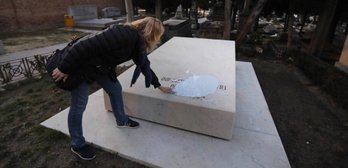 Pintura blanca sobre las inscripciones en la tumba de Dolores Ibarruri. (@elpce)