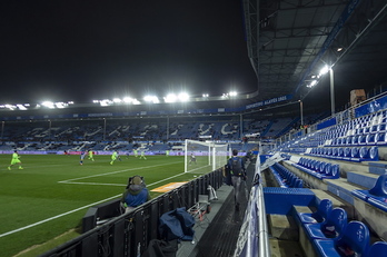 Gradas vacías en Mendi, en señal de protesta, durante los primeros minutos el partido. (Jaizki FONTANEDA / FOKU)