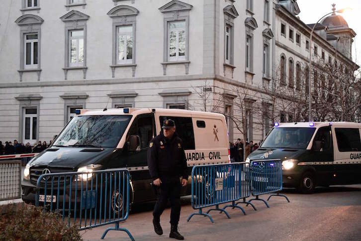 Los presos políticos catalanes llegan al Supremo español. (AFP)