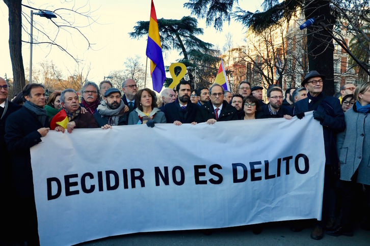 Las fuerzas políticas catalanas se han concentrado frente al Supremo al inicio del juicio por el 1-O. (J. DANAE / FOKU)