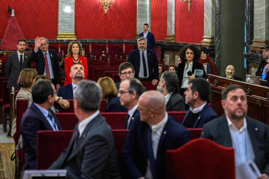 El president catalán, Quim Torra, saluda a los encausados. (Emilio NARANJO/EFE POOL) El president catalán, Quim Torra, saluda a los encausados. (Emilio NARANJO/EFE POOL)
