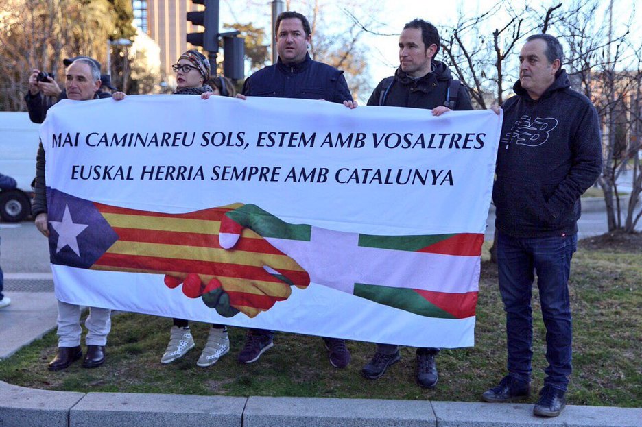 Miembros de Gure Esku Dago han mostrado su solidaridad. (GURE ESKU DAGO) Miembros de Gure Esku Dago han mostrado su solidaridad. (GURE ESKU DAGO)