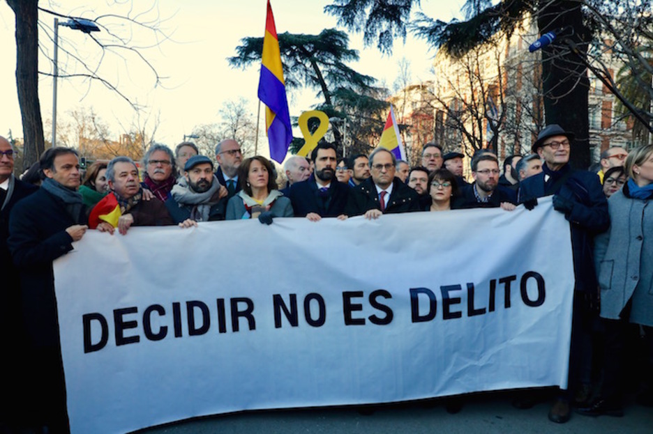 «Decidir no es delito», han proclamado los soberanistas a las puertas del Supremo. (J. DANAE/FOKU) «Decidir no es delito», han proclamado los soberanistas a las puertas del Supremo. (J. DANAE/FOKU)