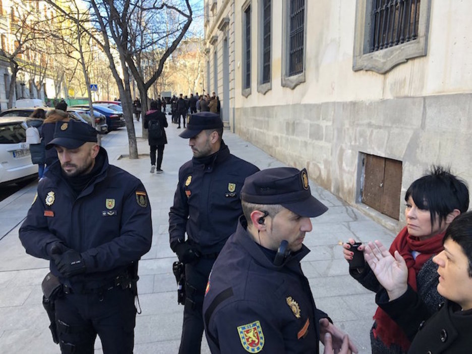 Maddalen Iriarte y Marian Beitialarrangoitia han denunciado trabas de la Policía española para acceder al tribunal. (Jon IÑARRITU) Maddalen Iriarte y Marian Beitialarrangoitia han denunciado trabas de la Policía española para acceder al tribunal. (Jon IÑARRITU)