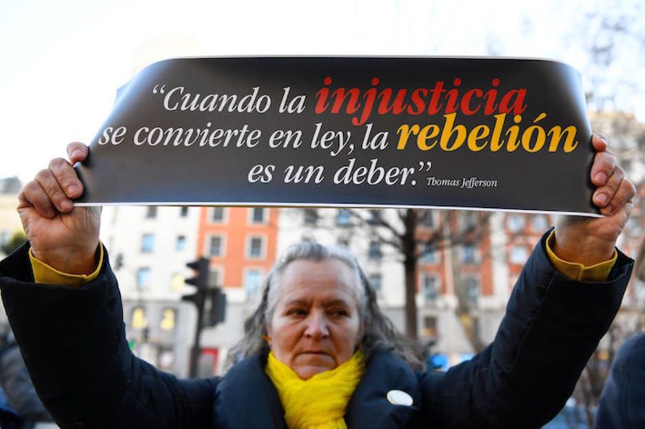 «Cuando la injusticia se convierte en ley, la rebelión es un deber», a las puertas del TS. (Gabriel BOUYS/AFP) «Cuando la injusticia se convierte en ley, la rebelión es un deber», a las puertas del TS. (Gabriel BOUYS/AFP)