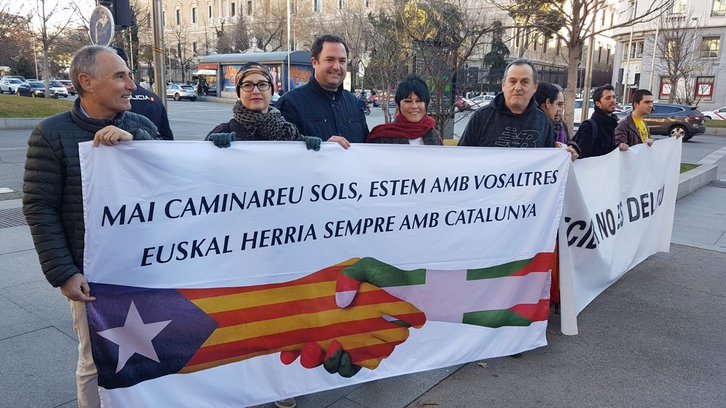 Euskal eragile ugari gerturatu dira Madrilera auziperatuei elkartasuna adieraztera. (@ehbildu)