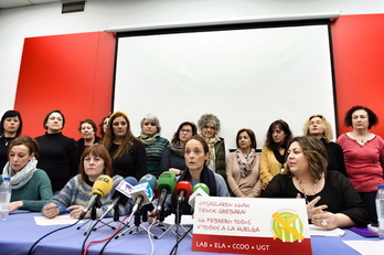 EAEko eskola jantokietako enpresa pribatuetako langileen agerraldia, greba deialdiaren berri emateko. (FOKU)