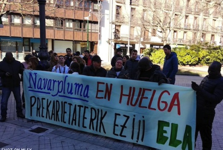 Imagen de archivo de una concentración de trabajadores de Navarpluma delante del Parlamento de Nafarroa. (ELA)