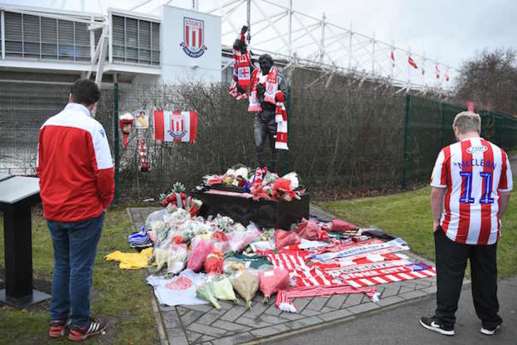 Estatua de Gordon Banks en el exterior del campo del Stoke City, uno de los clubes en los que militó. (OLI SCARFF / AFP)