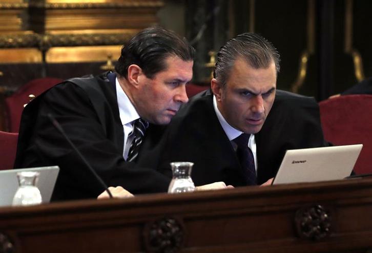 A la derecha, Javier Ortega Smith, secretario general de Vox y abogado de la acusación particular. (J.J. GUILLÉN / EFE POOL)
