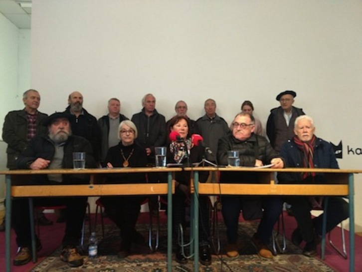 Imagen de la rueda de prensa de portavoces de la Asociación de Familiares de víctimas y represaliados del 36. (Aritz INTXUSTA)