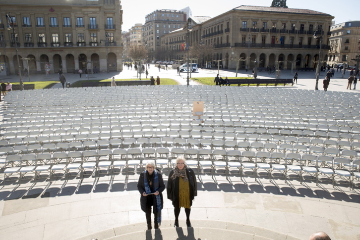 Mariló Gorostiaga y Gloria Bosque, frente al millar de sillas. (Iñigo URIZ/FOKU)