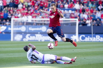 Clerc salta por encima de un rival en el partido contra el Numancia de El Sadar