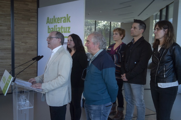 Juan Karlos Izagirre ha comparecido junto a otros representantes de EH Bildu en Gipuzkoa. (Jon URBE / FOKU)