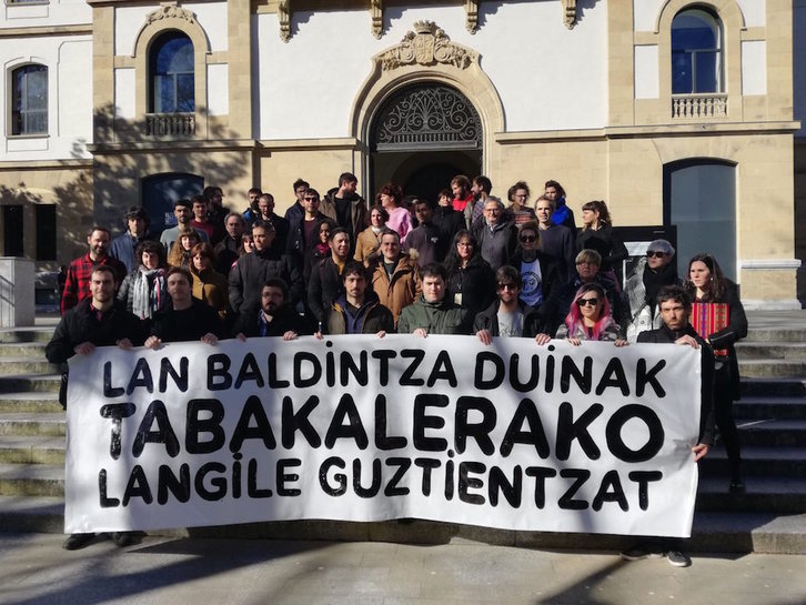 Concentración de los trabajadores de Ubik, este miércoles a las puertas de Tabakalera. (@bitartekariakM)