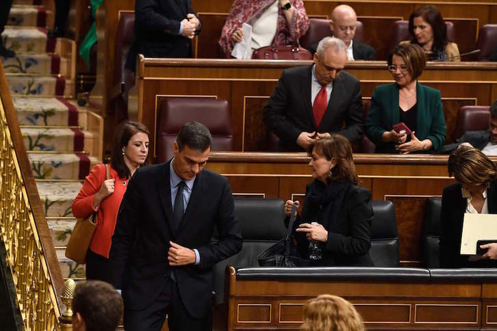 Pedro Sánchez abandona cabizbajo el hemiciclo tras perder la votación presupuestaria. (PIERRE-PHILIPPE MARCOU / AFP)