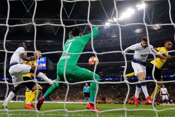 Fernando Llorente cabecea a la red el tercer gol del Tottenham ante el Borussia de Dortmund. (Adrian DENNIS / AFP) 
