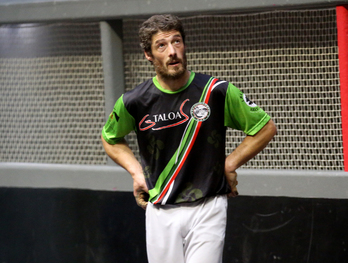 Marc Berasategui joue sa partie de barrage contre le jeune Garaztar Niang à Irissarry. © Bob EDME