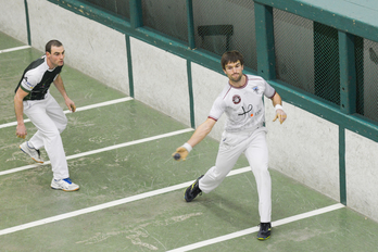 C. Cigarroa (en blanc), ici, face à D. Endarra a battu M.Massonde. © I. MIQUELESTORENA