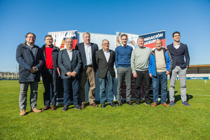 Representantes municipales, rojillos y de Solera Asistencial han posado en uno de los campos de Tajonar. (Natxo MATXIN) 