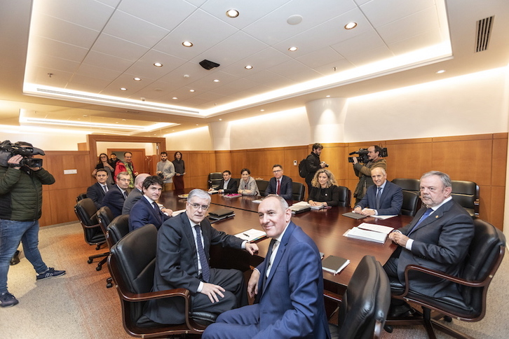 Los participantes en la reunión del Consejo Vasco de Finanzas. (Endika PORTILLO / AFP)