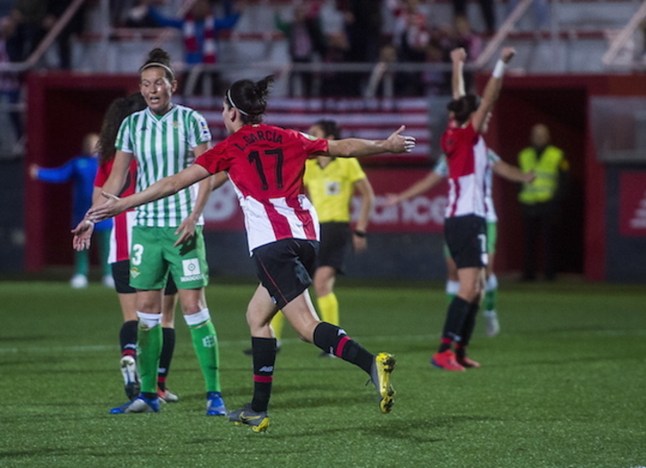 Lucía García celebra su gol, el primero del Athletic. (Luis JAUREGIALTZO / FOKU)