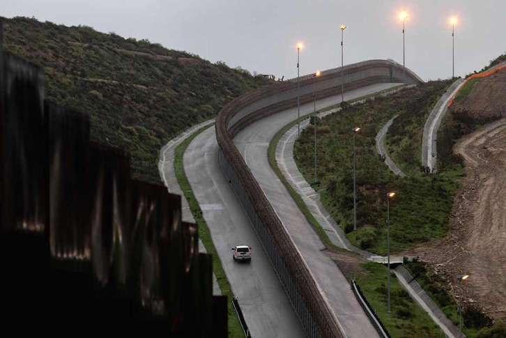 Un vehículo policial estadounidense patrulla junto a la frontera en la zona de Tijuana. (GUILLERMO ARIAS / AFP)
