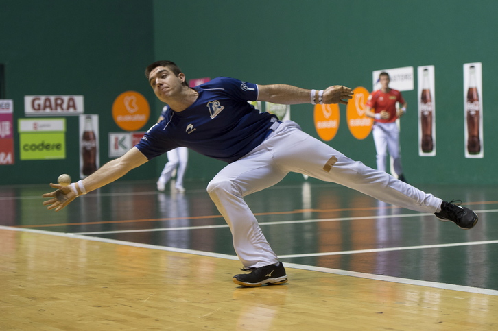 Irribarria se estira a por una pelota (Iñigo URIZ/FOKU)