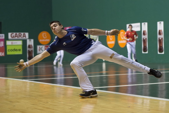 Irribarria se estira a por una pelota (Iñigo URIZ/FOKU)