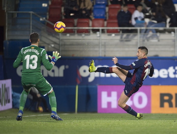 Charles remata para empatar el encuentro frente al Getafe. (Marisol RAMÍREZ / FOKU)