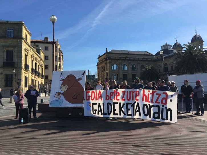 Udaletxe aurrean egin dute elkarretaratzea.