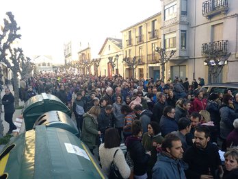 Movilización que ha tenido lugar esta tarde en Tafalla a favor de un tren social. (@Ahotsainfo)