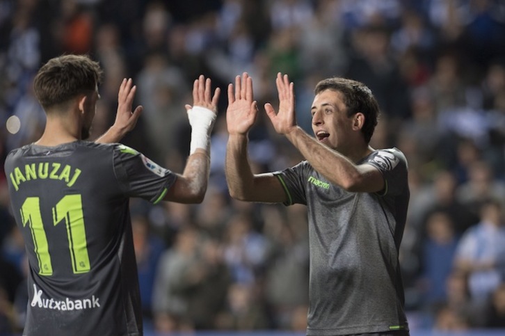 Oyarzabal celebra uno de sus goles con Januzaj (Juan Carlos RUIZ)