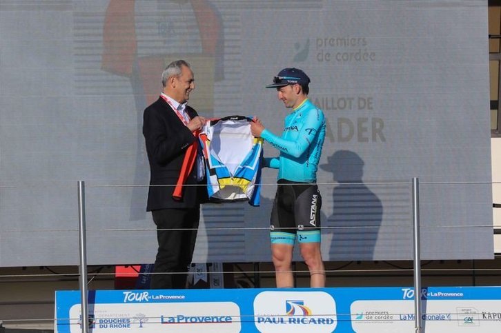 Gorka Izagirre recibe el maillot de ganador final (Tour de la Provence)