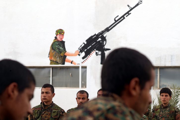Combatientes árabes de las FDS en un entrenamiento en Deir Ezzor. / Delil SOULEIMAN (AFP)