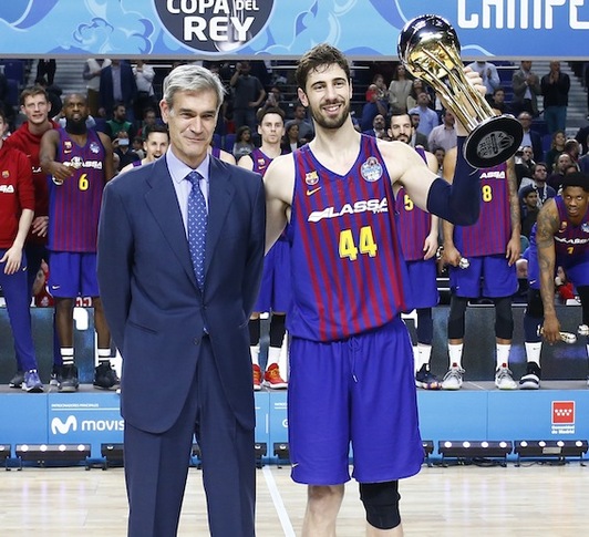 Ante Tomic, héroe del Barça, posa el galardón de Copa (ACB PHOTO)