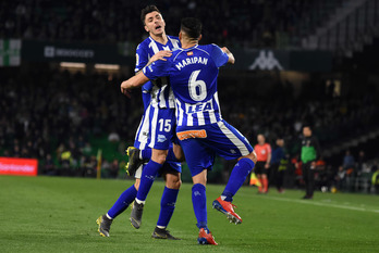 Los jugadores del Alavés celebran el gol de Maripán