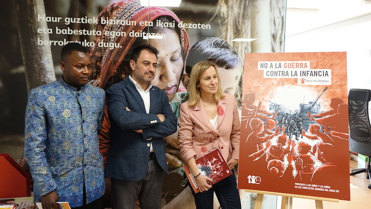 Gustave Kiansumba, David del Campo y Eva Silvan en la rueda de prensa que ofrecieron en Bilbo/Save the Children
